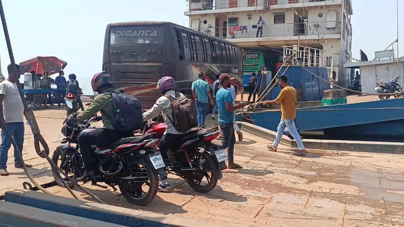 ভোগান্তির নৌপথ দিয়ে স্বস্তিতে বাড়ি ফিরছে ঘরমুখো মানুষ
